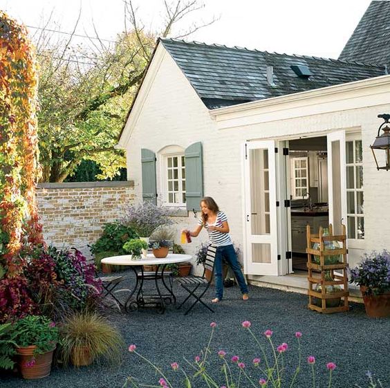 A stylish backyard alternative to grass –– peastone gravel